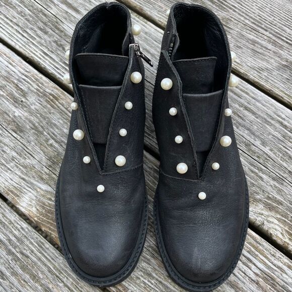 LD Tuttle Pearl Trim Black Leather Booties 7 - Picture 3 of 12